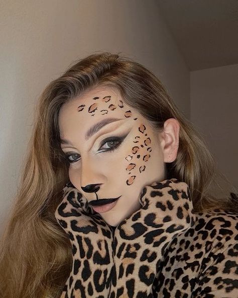 Halloween cheetah print makeup Halloween Cheetah Print, Cheetah Print Makeup, Cheetah Makeup, Cheetah Coat, Makup Looks, Pink Cheetah Print, Makeup Easy, Fuzzy Coat, Pink Cheetah