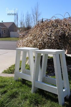 Build a set of barstools using only 2x4s! Sawdustsisters.com Kreg Jig Projects, Diy Bar Stools, Timmy Time, Pallet Projects Furniture, Kreg Jig, Bar Cart Decor, Diy Holz, Wood Pallet Projects, Woodworking Bench