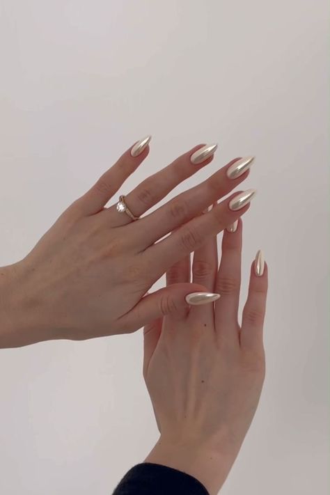 Nail Shine Design, Creamy Neutral Nails, Creamy Nails Design, Soft Elegant Nails, Minimalist Nails Chrome, Light Tan Chrome Nails, Vanilla Nails Chrome, Creamy Chrome Nails, Neutral Nails Chrome