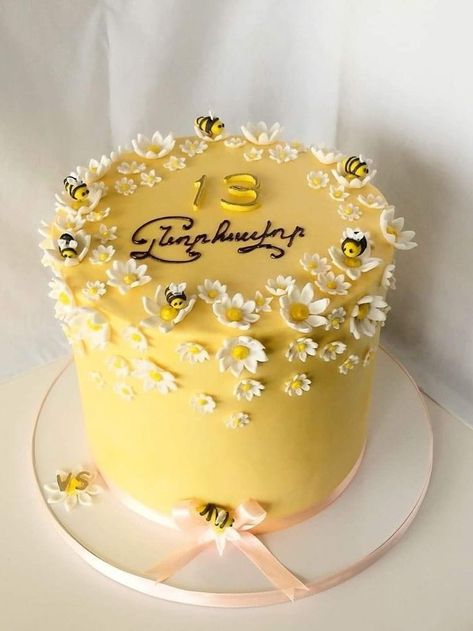 Honey Bee Cake Design, Me And My Homies, Bee Birthday Cake, 19th Birthday Cakes, Daisy Cupcakes, 6th Birthday Cakes, Diy Birthday Cake, Pretty Wedding Cakes, My Homies