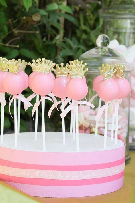 Princess Cake Pops  Perfect for a princess birthday party. A fun GrowingCooks.com party idea find! Pink Princess Cake, Pink Princess Cakes, Princess Cake Pops, Princess Crown Cake, Pink Cake Pops, Pop Cupcakes, Crown Cake, Baby Shower Princess, Princess Cake