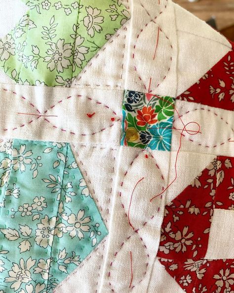 Big Stitch Hand Quilting with Sarah Fielke – auribuzz Hand Embroidery On Quilts, Big Stitch Quilting Tutorial, Big Stitch Hand Quilting Ideas, Large Stitch Hand Quilting, Hand Quilting Basics, Big Stitch Quilting Designs, Easy Hand Quilting Patterns, Hand Quilting Designs Patterns, Big Stitch Hand Quilting Patterns