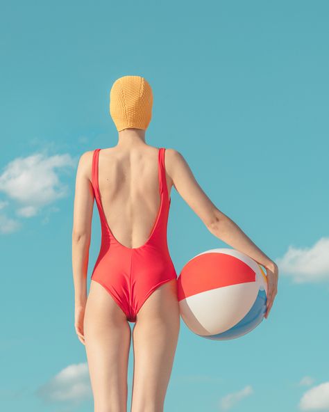 Desert on Behance Vintage Swimmer, Swimming Photography, Pool Fashion, Minimal Photography, Vintage Swim, Photographie Inspo, Beach Ball, Photo Challenge, Vintage Beach