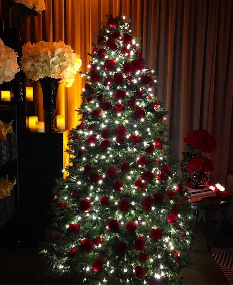 Fresh Red Rose Christmas Tree - in #TheBigSexy - 🌹🌹🌹🌹🌹🌹- #HolidayMagic - #TeamLeatham - #HolidayGlam - 🎄🎄🎄🎄🌹🌹🌹🌹 Vintage Christmas Tree Ideas, Roses Christmas Tree, Rose Christmas Tree, Christmas Tree Roses, Pottery Barn Christmas Tree, 100 Roses, Christmas Tree Inspo, Gold Christmas Tree Decorations, Rosé Christmas