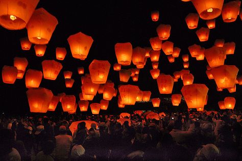 Lanterns Festival, Fire Balloon, Paper Fire, Sky Lanterns, Lantern Festival, Festival Lights, Festival Decorations, Paper Lamp, Lanterns