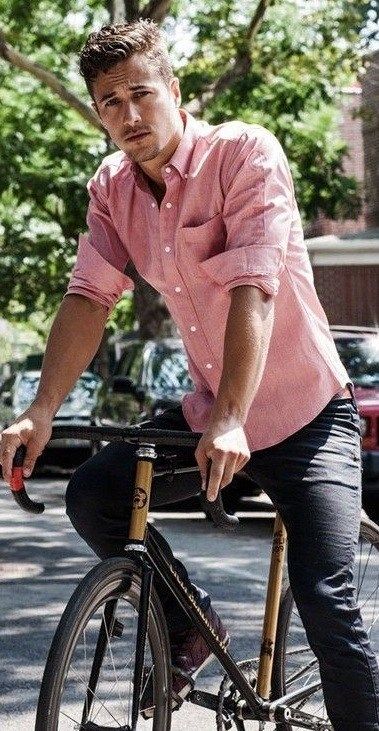 Salmon pink shirt and black jeans Book Man, Don Pedro, Mode Casual, Sharp Dressed Man, Modern Gentleman, Handsome Man, Well Dressed Men, Men Looks, Pink Shirt