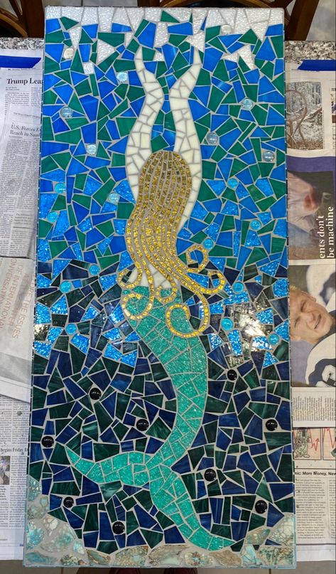 Seahorse Mosaic, Jellyfish Mosaic Art, Mosaic Mermaid, Mosaic Sea Life, Mosaic Mermaid Ideas, Mermaid Mosaic, Mosaic Waves, Crushed Glass Mermaid, Abstract Mosaic Art