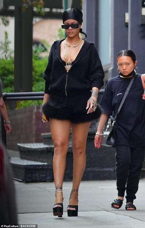 Rihanna Mini Skirt, All Black Outfit Dressy, Rihanna In Black, Mini Skirt Casual Outfit, Rihanna Legs, Fenty Fashion, Rihanna Red Carpet, Rihanna Fashion Outfits, Dope Fashion Outfits