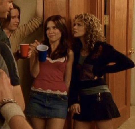 Brooke And Nathan, One Tree Hill Brooke, 2000s Tv Shows, 2000s Shows, Tv Clothes, Girls Friendship, Peyton Sawyer, Gossip Girl Outfits, Brooke Davis