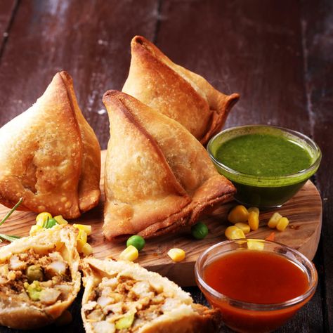 Treat everyone to a lovely snack on a cold day with these samosas. Mild Curry Spice Paste potatoes and green peas all wrapped up in soft and buttery filo pastry. Pair them with the cooling taste of the coriander and mint raita for something absolutely divine. Indian Samosas, Street Food India, Vegetable Samosa, Cheesecake Factory Recipes, Samosa Recipe, Chicken With Olives, Curry Spices, Indian Street, Indian Street Food