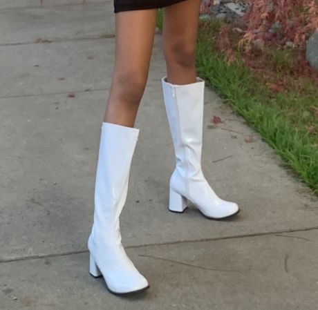 Gogo boots 70s Go Go Boots, 60s White Boots, White 70s Boots, White Heeled Boots Outfit, Simone Jackson Daisy Jones, Go Go Boots Outfit 70s, Gogo Boots Aesthetic, Scarah Screams Aesthetic, White Boots Aesthetic