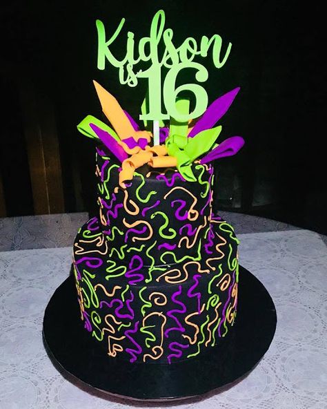 Izah's Kitchen: Glow In the Dark cake, Neon cake, Halal Cakes Singapore Dark Wedding Cake, Glow In The Dark Cake, Glow In The Dark Wedding, Dark Cakes, Neon Birthday Cakes, Sweet Sixteen Party Themes, Dark Cake, Neon Cake, Neon Cakes