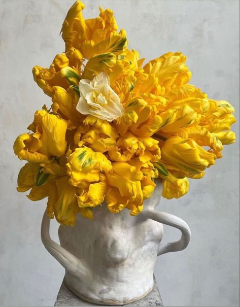 #aesthetic #flowers #yellow #yellowaesthetic #flowervase #vase Images Of Flowers, Leo Sun, Parrot Tulips, Spring Vibes, Plant Print, Floral Theme, Flower Images, Modernism, Ikebana