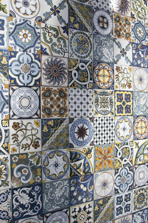 Ceramica Sant'Agostino's Vita collection pays tribute to the Mediterranean Sea and the ancient art of maiolica tiles. The maiolica tradition was replicated using high-tech manufacturing processes, resulting in a collection of tiles that appear as handmade as they did years ago. At 10mm thick with 4 size options, Vita is a great solution for kitchen backsplashes. Italian Tile Backsplash, Dreamy Interior, Tiles Living Room, Mediterranean Tile, Funky Rugs, Cradle Of Civilization, Dream Life House, Art Appliqué, Million Dollar Homes