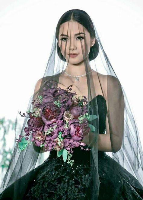 Wildflower: Ivy Aguas the Bride in black. 2017 wildest wedding of the year Ivy Aguas, All Black Wedding, Black Bridal Veil, Maja Salvador, A Black Wedding, Black Wedding Gowns, Halloween Themed Wedding, Black Wedding Dress, Gothic Wedding Dress