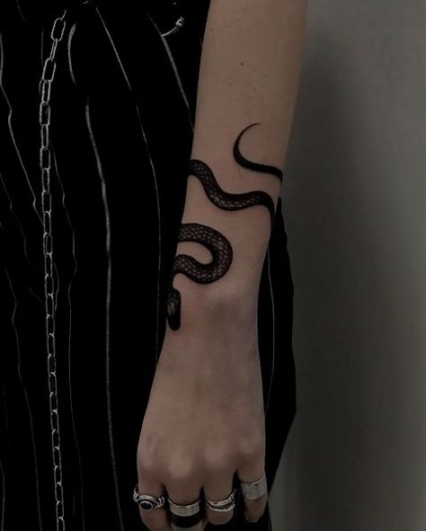 Slytherin Tattoo, Wrist Tattoos Girls, Grunge Tattoo, Pretty Hand Tattoos, Snake Tattoo Design, Scary Tattoos, Inspiration Tattoos, Small Hand Tattoos, Classy Tattoos