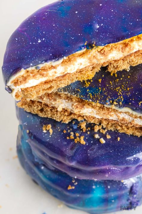 Galaxy Mirror Glazed Moon Pies on SouthernFATTY.com #eclipse #cookies Galaxy Recipes, Eclipse Cookies, Coraline Party, Mirror Glaze Recipe, Chocolate Mirror Glaze, Moon Pie, Marshmallow Chocolate, Graham Cracker Cookies, Moon Cakes