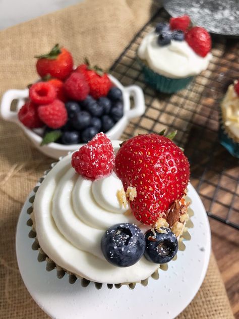 Chantilly Cupcakes Recipe, Berry Chantilly Cupcakes, Chantilly Cupcake Recipe, Strawberry Chantilly Cake Recipe, Chantilly Cheesecake, Chantilly Cupcakes, Strawberry Chantilly, Country Cupcakes, Whole Foods Cake