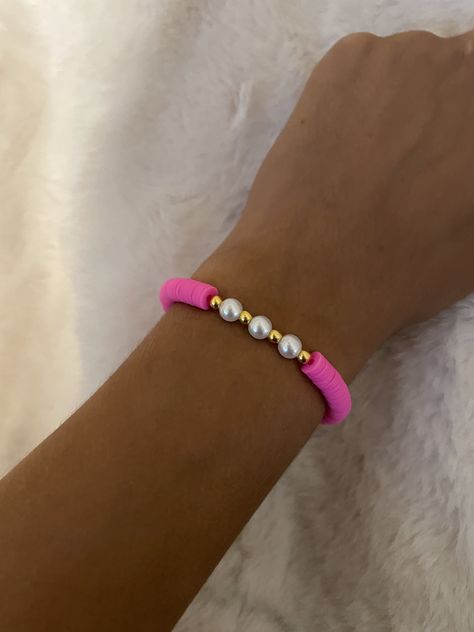 🌸 Preppy pink clay beads and perals Cute Aesthetic Bracelets Clay Beads, Preppy Thread Bracelets, Clay Bracelet Design Ideas, Bracelet Inspo Clay Beads Preppy, Pink Preppy Bracelet, Clay Bracelet Ideas Pink, Hot Pink Clay Bead Bracelet, Cute Preppy Bracelet Ideas, Trendy Clay Bead Bracelets