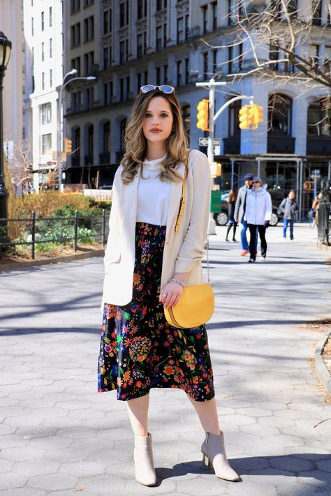 Nyc spring street style — floral midi skirt and oversized blazer. Floral Midi Skirt Outfit, Midi Rock Outfit, Style A Blazer, Floral Skirt Outfits, Rok Midi, Job Interview Outfit, Nyc Spring, Interview Outfits Women, Job Clothes