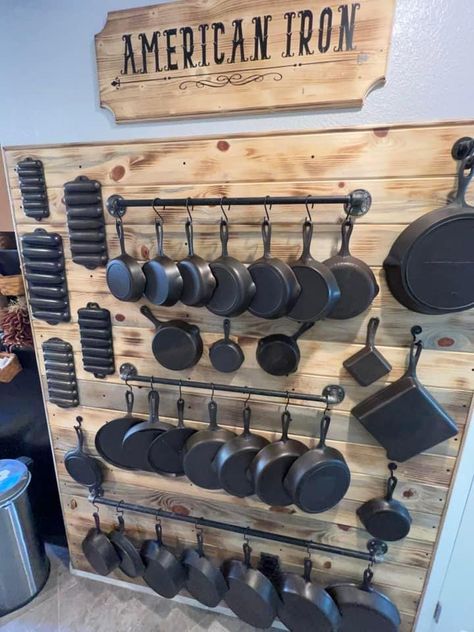 Saloon Kitchen Ideas, Witch Kitchen Ideas, Cast Iron Cookware Display, Skillet Wall, Organizing Kitchen Cabinets, Pot Organizer, Antique Kitchen Decor, Decoration Buffet, Cast Iron Decor