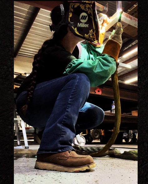 Welding Women Outfits, Welding Aesthetic Girl, Trades For Women, Female Welder Aesthetic, Women Welder Pictures, Mechanic Aesthetic Female, Welder Woman, Welder Aesthetic, Welding Aesthetic