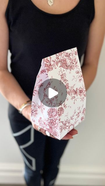 How To Make Christmas Gift Boxes, Ideas For Wrapping Gifts, How To Gift Wrap A Bag, Gift Wrapping A Mug, Gift Wrap A Mug, How To Close Gift Bags, Black And White Packaging Ideas, Gift Wrap Mug Ideas, How To Wrap A Bowl As A Gift