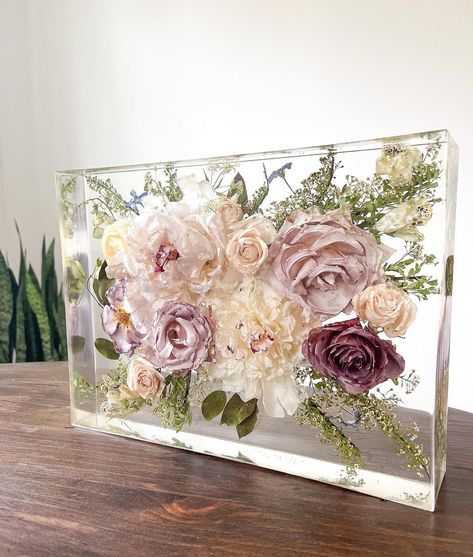 Dried Flowers In Acrylic, Epoxy Resin Flower Bouquet, Acrylic Flower Preservation, Resin Preserved Flowers, Epoxy Flowers Diy, Preserved Flowers Frame, Resin Wedding Flowers, Resin Wedding Bouquet, Wedding Flowers Resin