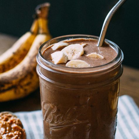 Chocolate Elvis Peanut Butter Banana Smoothie #banana #dates #drink #vitamix | Veeg.co Peanut Butter Banana Smoothie Recipe, Smoothie Banana, Chocolate Banana Smoothie, Peanut Butter Banana Smoothie, Healthy Afternoon Snacks, Vegan Whipped Cream, Banana Smoothie Recipe, Avocado Banana, Banana Milkshake