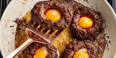 Consider this the ultimate Easter hunt: an egg inside of one seriously amazing burger. Ground Beef Burger Recipe, Hamburger With Egg, Beef Burger Recipe, Egg In A Hole, Egg Burger, Best Burger Recipe, Ground Beef Dishes, Huevos Fritos, Egg Recipes For Breakfast