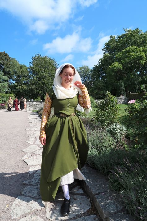 15th Century Clothing, Medieval Dresses, 18th Century Dress, Medieval Clothes, Medieval Woman, Historic Clothing, Century Clothing, Medieval Clothing, Medieval Dress