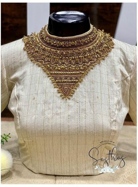 Front Neck Blouse Design, Paithani Blouse Design, Blouse Design Aari Work, Paithani Blouse, Blouse Maggam Work, Maggam Work Blouse, New Saree Blouse Designs, Traditional Blouse Designs, Fashionable Saree Blouse Designs