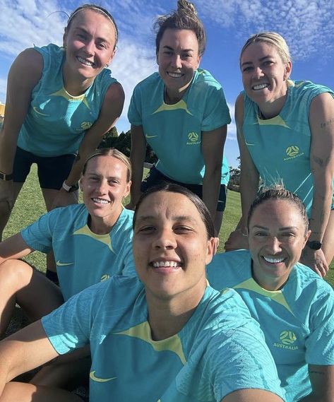 Australia Soccer Team, Mackenzie Arnold, Female Footballers, Caitlin Foord, Sam Kerr, College Basketball Players, Women's Soccer Team, Soccer Inspiration, Usa Soccer Women