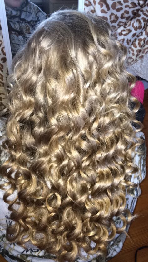 Hair Blonde Curly, Blonde Ringlets, Long Curly Blonde Hair, Blond Curls, Long Blonde Curly Hair, Era Victoria, Curly Blonde Hair, Curly Hair Care Routine, Hairstyles Prom