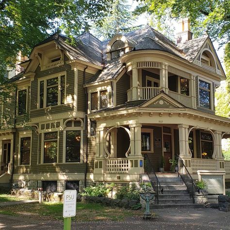 Portland (Oregon) Cottage Victorian House, House Claims, Dream House Aesthetic, Old Victorian Homes, Victorian Style House, Victoria House, Victorian Style Homes, Virginia Beach Virginia, Dream Life House