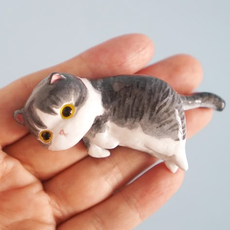 Here’s a desk buddy made for a custom order ❤️ i used paper clay for this so it has some weight to it. Works well as paper weights too. #Handmade #airdryclay #miniature #miniatureclay #custommade #customorder #giftideas #catmemorial #catdeskbuddy #pawrent #catmum #catlife Clay Paper Weights, Desk Pets, Clay Craft Ideas, Clay Cat, Desk Buddy, Cerámica Ideas, Pet Ideas, Cadeau Diy, Clay Craft