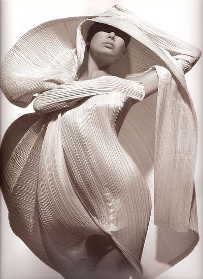 Issey Miyake Madame Gres, Japanese Fashion Designers, Issey Miyake Pleats Please, Sculptural Fashion, Gareth Pugh, Richard Avedon, 인물 사진, Yohji Yamamoto, Mode Vintage