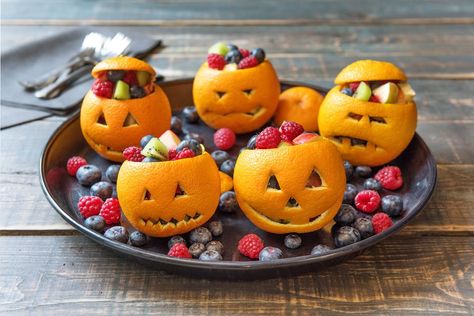 healthy Halloween treats-HelloFresh-carved-oranges Healthy Halloween Desserts, Halloween Fruit Snacks, Halloween Themed Appetizers, Themed Dinners Ideas, Fun Halloween Appetizers, Menu Halloween, Dessert Halloween, Postres Halloween, Healthy Halloween Treats