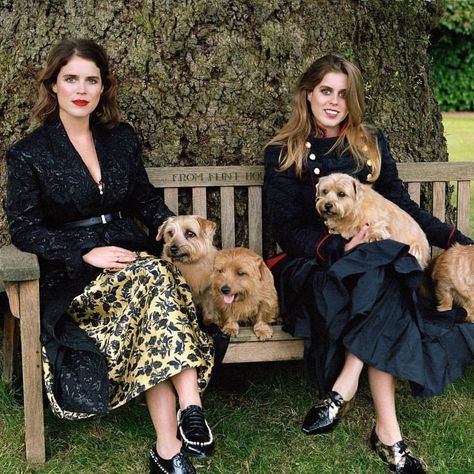 .Princess Beatrice & Princess Eugenie. Princes Beatrice, Bed Peace, Princess Eugenie And Beatrice, Beatrice Eugenie, Noble People, Royal Lodge, Herzogin Von Cambridge, Jack Brooksbank, Princesa Real