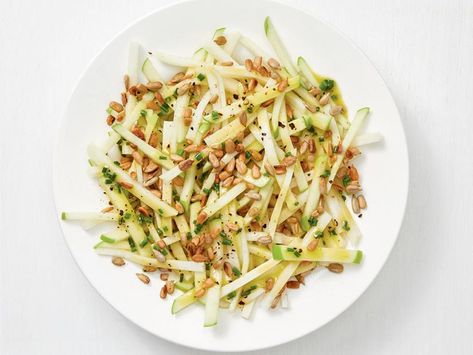 Weeknight Salad, Roasted Kohlrabi, Roasted Root Vegetable Salad, Hearty Salad Recipes, Spring Side Dishes, Kohlrabi Recipes, Best Apple Recipes, Broccoli Stalk, Autumn Salad Recipes