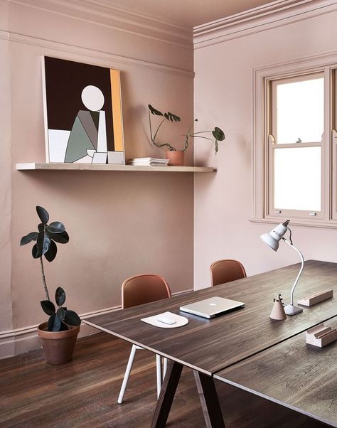 Interior design firm We Are Triibe's Surry Hills office features dusty pink walls, contemporary furniture, and indoor greenery Interior Makeover, Pastel Interior, Indoor Greenery, Interior Design Per La Casa, Makeover Tips, Sala Grande, Interior Vintage, Surry Hills, Design Del Prodotto