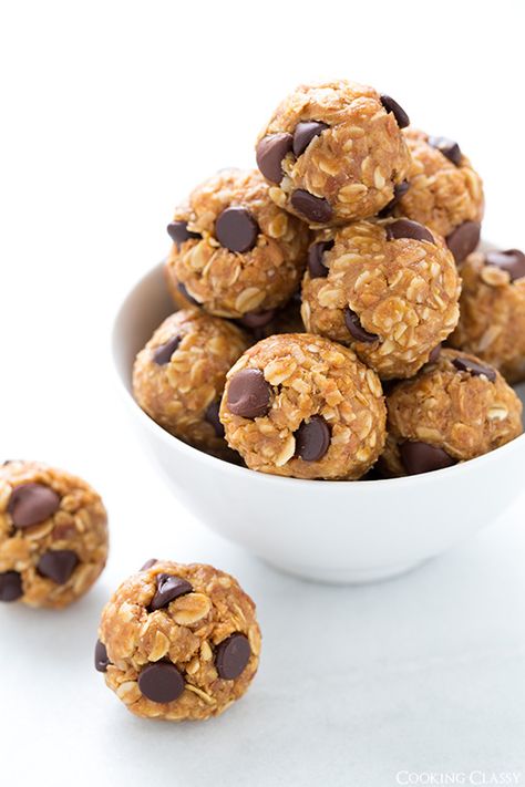 No Bake Energy Bites - so easy to make (no cooking or baking) and highly addictive. Like eating oatmeal peanut butter cookie dough! No Bake Energy, Granola Bites, No Bake Granola Bars, No Bake Energy Bites, Baked Granola, Midday Snack, Healthy Bites, Cooking Classy, Energy Bites