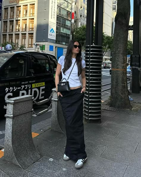 basic. classy. chic. white tee. maxi skirt. outfit. fashion. style Samantha Maureen Vera, Kelsey Merritt Outfits, Samba Fits, Tokyo Summer Outfits, Japan Outfit Winter, Tokyo Outfits, Kendall Jenner Outfits Casual, University Series, Japan Outfits