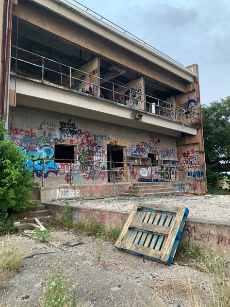 Abandoned Building Hangout, Dilapidated House Aesthetic, Abonded Places Graffiti, Graffiti Abandoned Building, Abandoned Places Graffiti, Abandoned Town Aesthetic, Abandoned Warehouse Aesthetic, Abandoned Buildings Aesthetic, Abandoned House Aesthetic