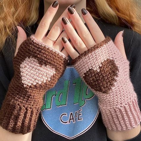 Crochet Heart Hand Warmers, Pink And Brown Clothes Outfit, Cute Knitting Ideas Aesthetic, Cute Crochet Gloves, Brown Crochet Ideas, Crochet Things To Sell, Pink Crochet Ideas, Pink And Brown Crochet, Pink And Brown Aesthetic