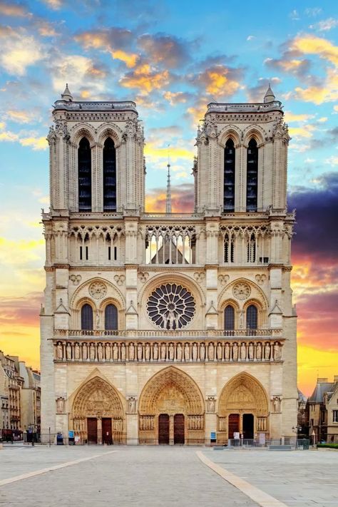 Classical Homeschool Curriculum, Classical Homeschool, Gothic Cathedrals, Paris Map, Iconic Buildings, Visit Paris, Champs Elysees, Malaga, Notre Dame