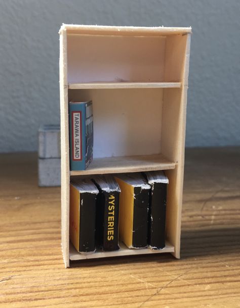 Popsicle Stick Bookshelf, Diy Miniature Bookshelf, Bookshelf Miniature, Diy Tiny Books, Diorama Art, Miniature Bookshelf, Mini Bookshelf, Bookshelf Inspiration, Cardboard Design