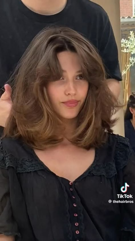 #Curly #curlyhairstyles #Coilyhairstyles #4bcurls #4bcurls #Straighthairstyles #Bald/shavenhairstyles Short Hair Blowout, Jayne Matthews, Good Haircut, Haircuts For Medium Length Hair, Bangs With Medium Hair, Hairstyles For Layered Hair, Haircuts For Wavy Hair, Retro Styles, Shoulder Length Hair Cuts