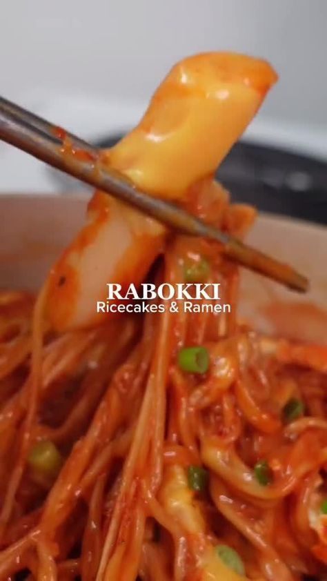 Rabokki Ramen Ramen Rice Cake, Rice Cake Ramen, Teokkboki Ramen, Ramen With Rice Cake, Rice Cake Noodles, Hot Noodles Recipes, Rabokki Recipe, Korean Food Recipes Easy, One Bowl Recipes