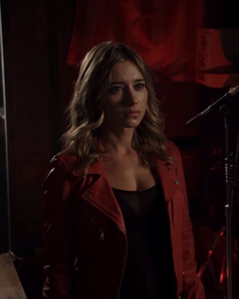 Still of Calista ( Olesya Rulin ) in episode 1 of Powers season 2! Olesya Rulin Gif, Elizabeth Hurley Austin Powers, Wanda Powers Purple, Wanda White Powers Gif, Olesya Rulin, Jessica Lucas, Zelena Once Upon A Time Gif, Celebrity Pics, Fantasy Worlds